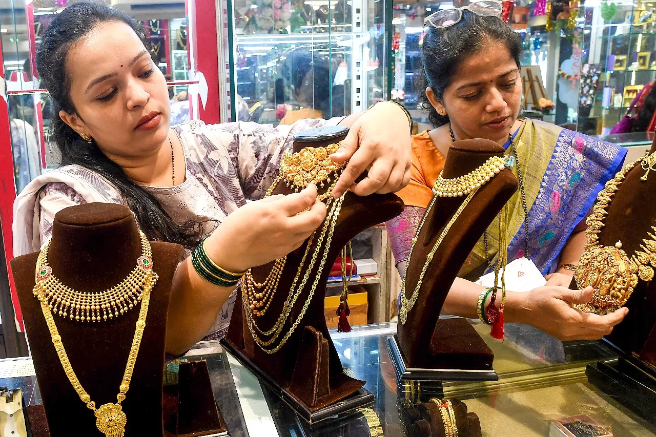Gold rises to record high over strong safe haven demand