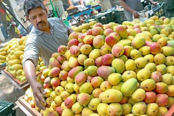 Tight vigil by Hyderabad Police to check sale of chemically ripened mangoes