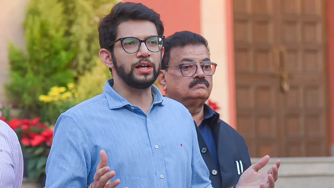Satish Salian issues Rs 500 crore defamation notice to Aaditya Thackeray outside 'Matoshree'