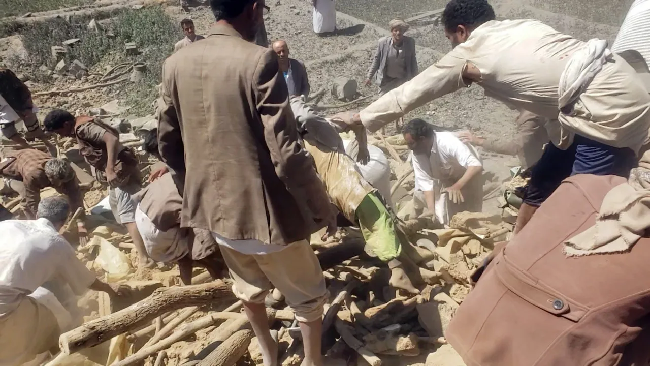 Yemen: 25 killed, 30 injured in missile attack on military camp