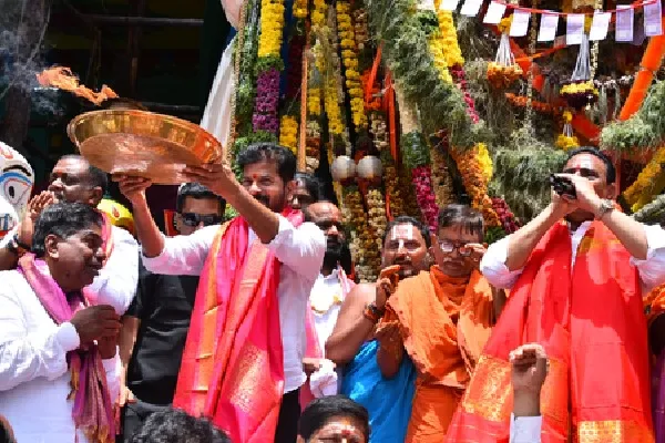 Revanth Reddy Offers Prayers at Khairatabad Ganesh