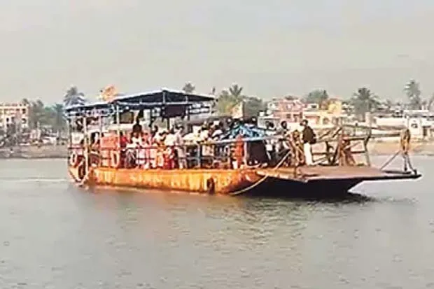 Godavari River Ferry Mishap Averted Passengers Safe
