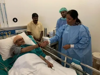 ఆసుపత్రిలో శశిథరూర్‌ను పరామర్శించిన రక్షణ మంత్రి.. రాజకీయాల్లో హుందాతనానికి ఆమె నిదర్శనమన్న కాంగ్రెస్ నేత