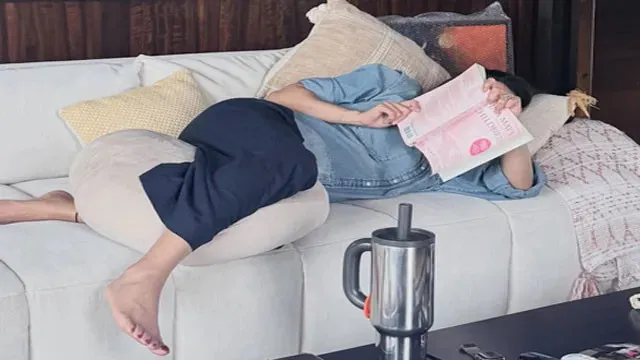 Samantha prepares for first child shares post while reading book